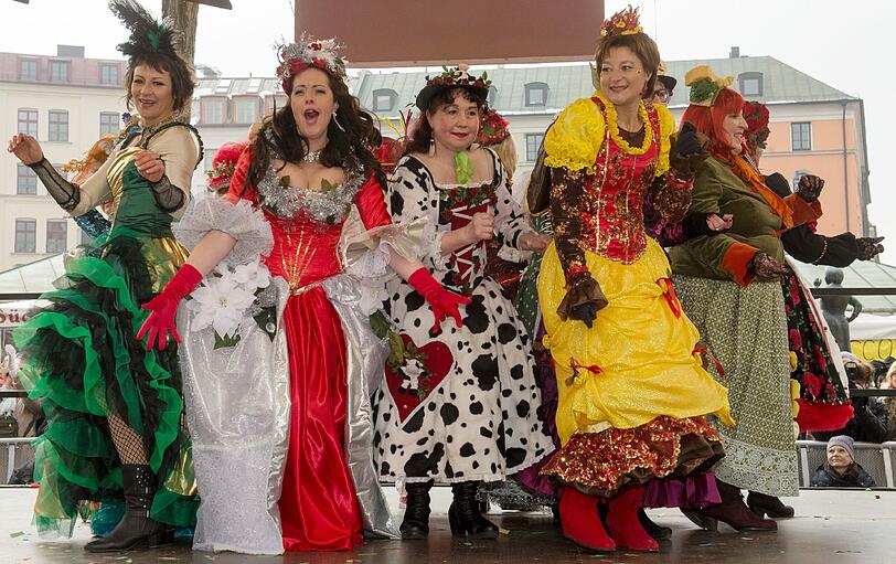 Buntes Treiben am Viktualienmarkt: Am Faschingsdienstag luden die Standl-Frauen zum Tanz der Marktweiber. Zum ersten Mal mittendrin: OB Dieter Reiter.