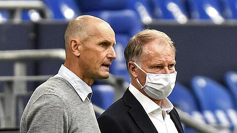 Trainer Heiko Herrlich (l) und Manager Stefan Reuter vom FC Augsburg, unterhalten sich.