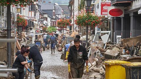 Kampf gegen die braunen Massen: In Ahrweiler versuchen Anwohner und Ladeninhaber, ihre Häuser von Schlamm zu befreien.