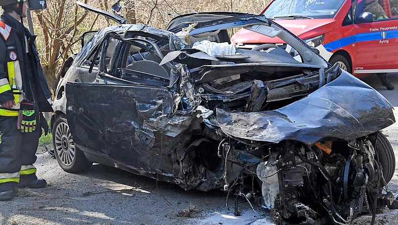 Der 71-jährige Fahrer aus München wurde schwer verletzt. Der 71-jährige Fahrer aus München wurde schwer verletzt.