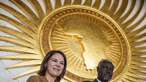 Bundesaußenministerin Annalena Baerbock steht neben Moussa Faki Mahamat, dem Vorsitzenden der Kommission der Afrikanischen Union.