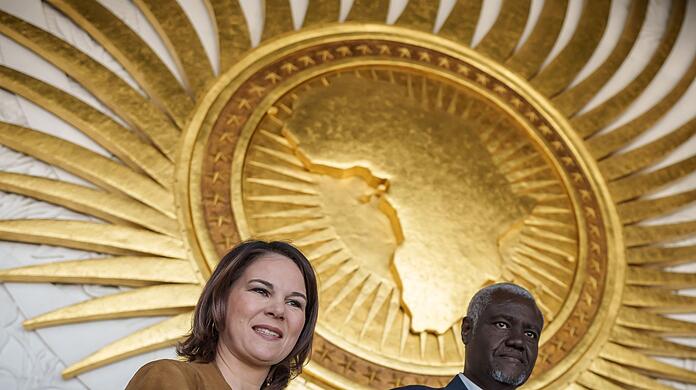 Bundesaußenministerin Annalena Baerbock steht neben Moussa Faki Mahamat, dem Vorsitzenden der Kommission der Afrikanischen Union.