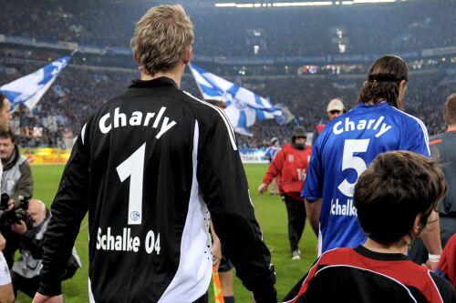 Alle Schalker liefen mit "Charly"-Trikots in die Arena ein