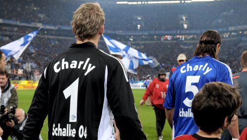 Alle Schalker liefen mit "Charly"-Trikots in die Arena ein Alle Schalker liefen mit "Charly"-Trikots in die Arena ein