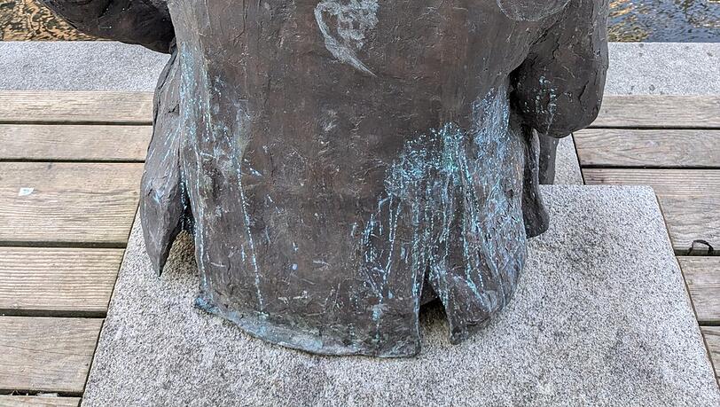 An der Rückseite des Obermayr-Denkmals sind seltsame Flecken zu sehen. An der Rückseite des Obermayr-Denkmals sind seltsame Flecken zu sehen.