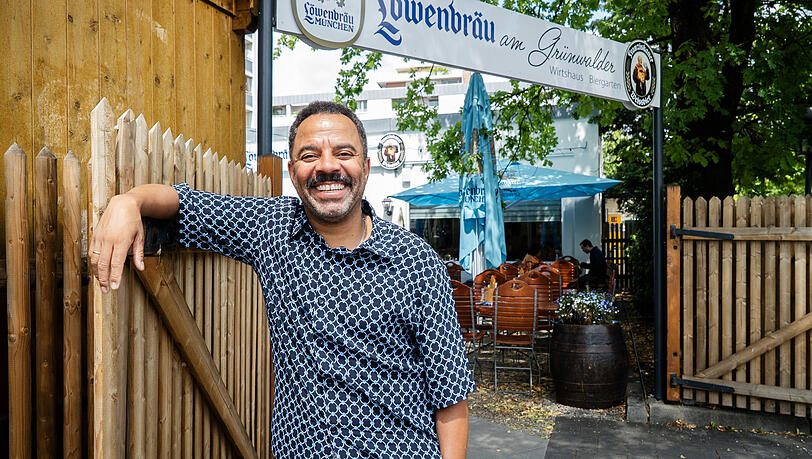 Simon Pearce vorm Löwenbräu am Grünwalder, wo früher lange der Wienerwald war. Simon Pearce vorm Löwenbräu am Grünwalder, wo früher lange der Wienerwald war.