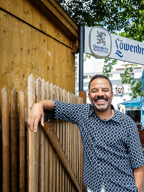 Simon Pearce vorm L&ouml;wenbr&auml;u am Gr&uuml;nwalder, wo fr&uuml;her lange der Wienerwald war.