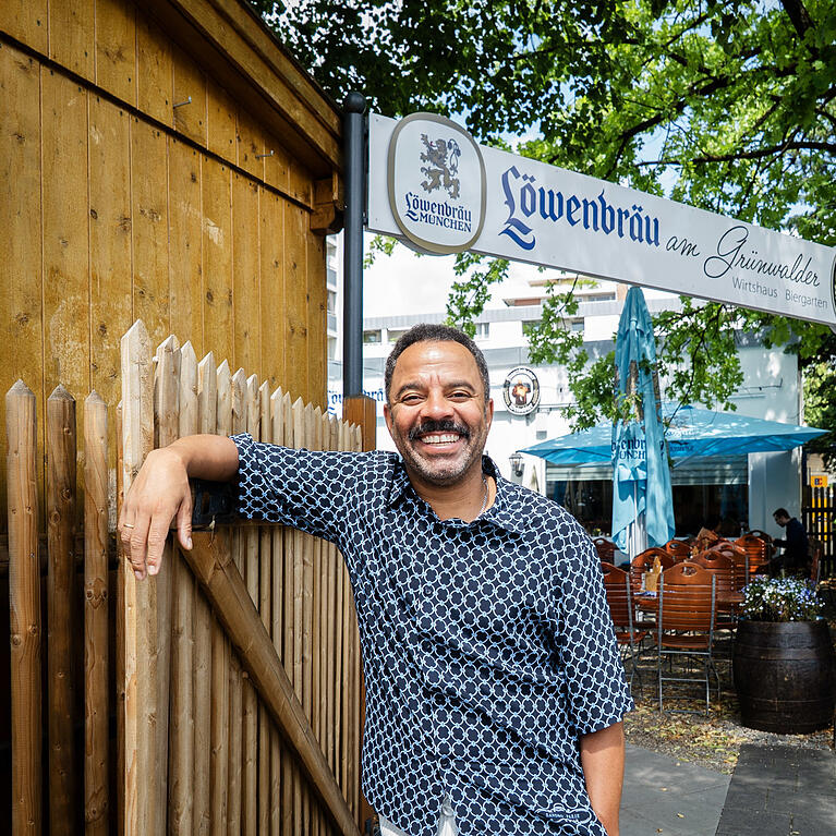 Simon Pearce vorm L&ouml;wenbr&auml;u am Gr&uuml;nwalder, wo fr&uuml;her lange der Wienerwald war.