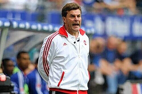 Club-Trainer Dieter Hecking hat sich ein Erfolgsrezept gegen Bayer-Torjäger Patrick Helmes und dessen Kollegen ausgedacht.