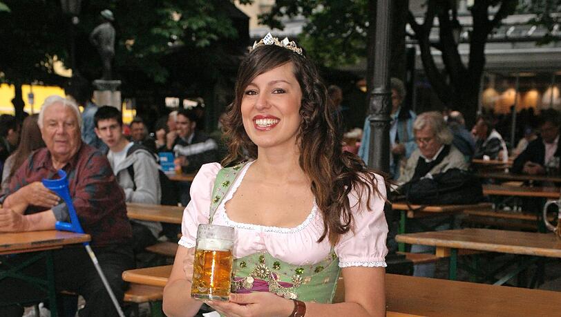 Bierkönigin Franziska Sirtl am Viktualienmarkt Bierkönigin Franziska Sirtl am Viktualienmarkt