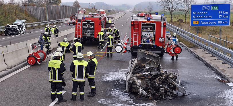 Insgesamt entstand ein Schaden von rund 50 000 Euro.
Die Autobahn musste für mehrere Stunden in beide Richtungen gesperrt
werden.