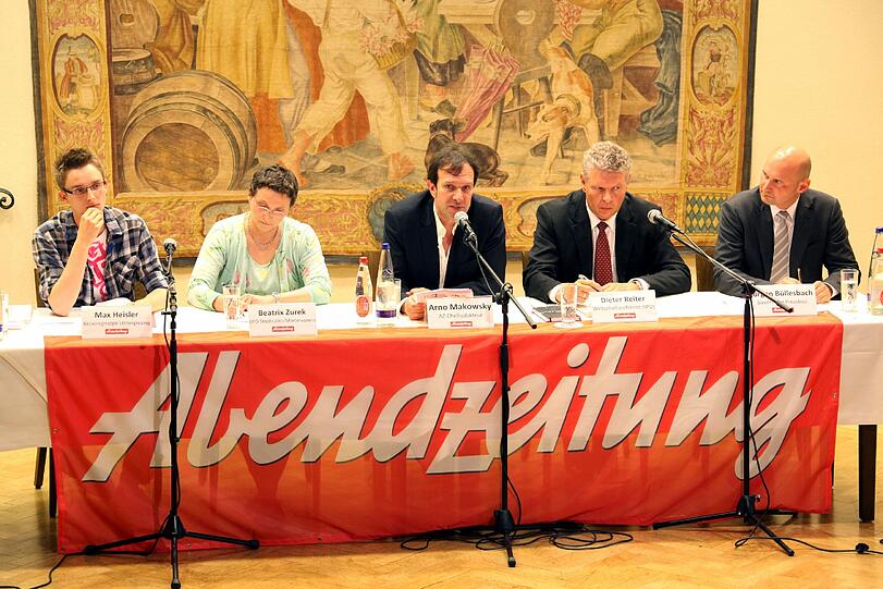 Am Rednerpult (v. l.): Max Heisler (Bündnis bezahlbares Wohnen), Beatrix Zurek (Mieterverein), Arno Makowsky (AZ-Chefredakteur), Dieter Reiter (Wirtschaftsreferent) und Jürgen Büllesbach (Bay. Hausbau).