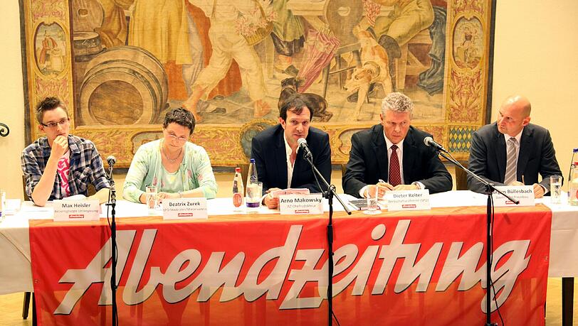 Am Rednerpult (v. l.): Max Heisler (Bündnis bezahlbares Wohnen), Beatrix Zurek (Mieterverein), Arno Makowsky (AZ-Chefredakteur), Dieter Reiter (Wirtschaftsreferent) und Jürgen Büllesbach (Bay. Hausbau). Am Rednerpult (v. l.): Max Heisler (Bündnis bezahlbares Wohnen), Beatrix Zurek (Mieterverein), Arno Makowsky (AZ-Chefredakteur), Dieter Reiter (Wirtschaftsreferent) und Jürgen Büllesbach (Bay. Hausbau).