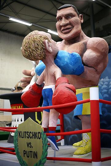 Der Motivwagen des Kölner Rosenmontagszuges zeigt den ukrainischen Boxer und Oppositionspolitiker Vitali Klitschko (l) im Kampf gegen den russischen Präsidenten Wladimir Putin.