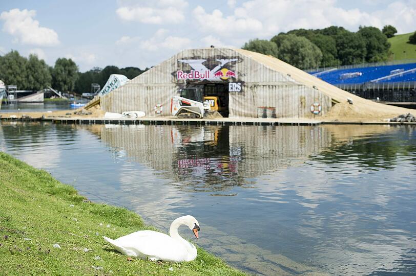Waghalsige Jumps und das über Wasser. Die Bilder vom Training der X-Fighters auf dem Olympiasee.