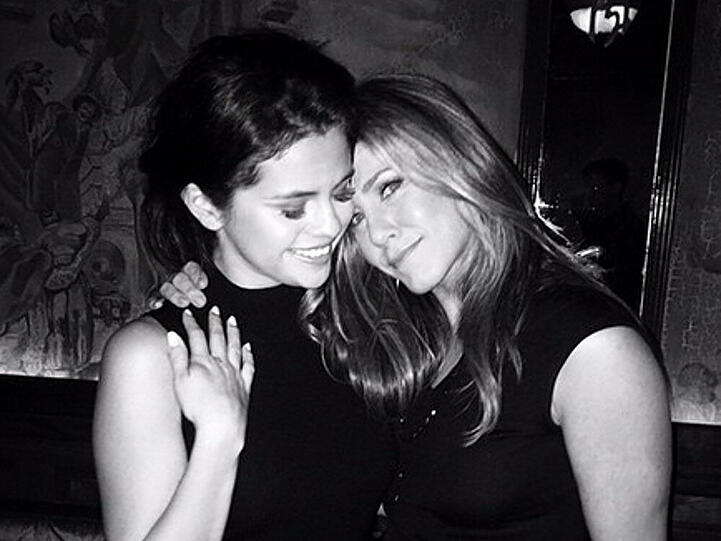 Selena Gomez (l.) mit ihrer Heldin Jennifer Aniston