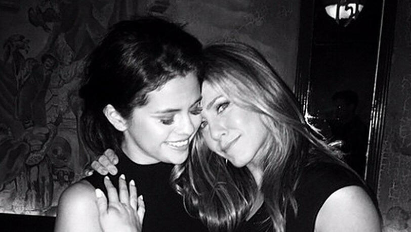 Selena Gomez (l.) mit ihrer Heldin Jennifer Aniston Selena Gomez (l.) mit ihrer Heldin Jennifer Aniston