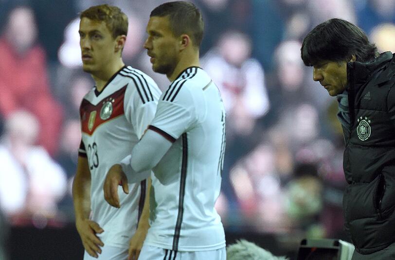 Deutschlands Max Kruse (l-r) und Lukas Podolski neben Trainer Joachim Löw nach dem Schlusspfiff im Fritz-Walter-Stadion.