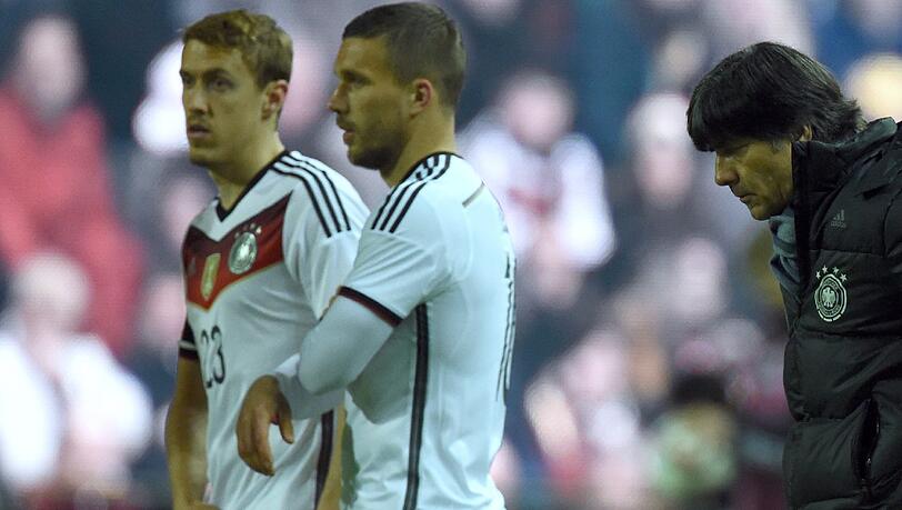 Deutschlands Max Kruse (l-r) und Lukas Podolski neben Trainer Joachim Löw nach dem Schlusspfiff im Fritz-Walter-Stadion. Deutschlands Max Kruse (l-r) und Lukas Podolski neben Trainer Joachim Löw nach dem Schlusspfiff im Fritz-Walter-Stadion.