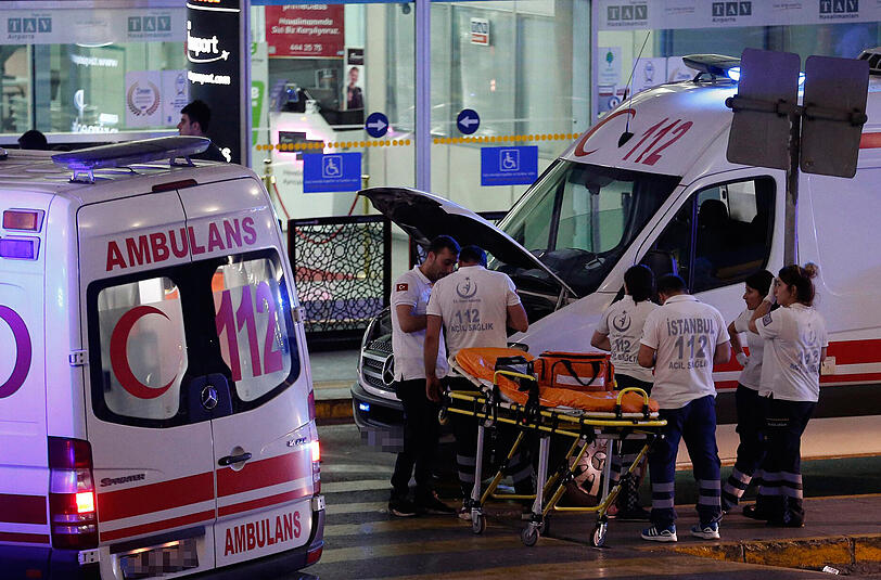 Am Istanbuler Flughafen Atatürk kam es am Dienstagabend zu mindestens zwei Explosionen.