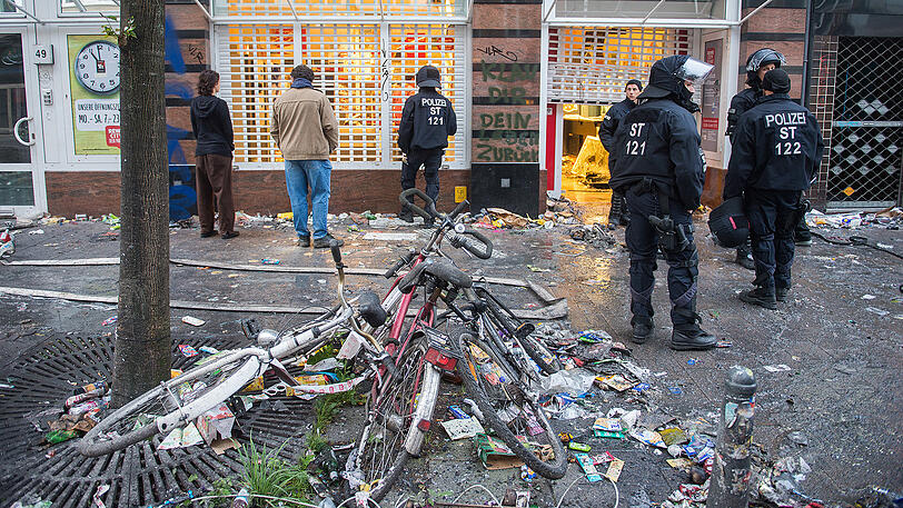 Der Tag danach: Das Hamburger Schanzenviertel gleicht einem Trümmerfeld.