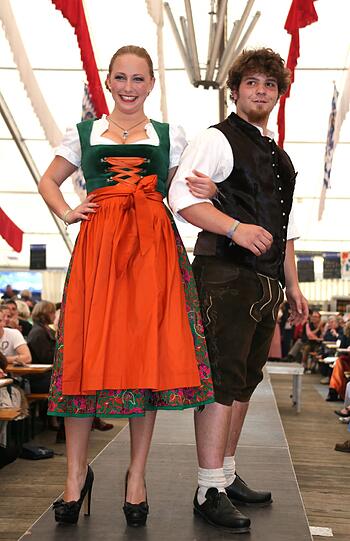 Trachtenmodenschau auf dem 27. Haderner Dorffest. Die Bilder.