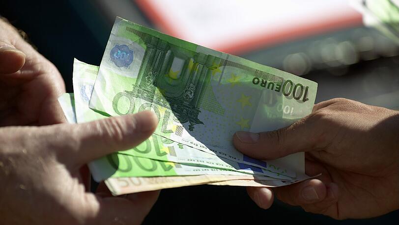 500 Euro soll die Rentnerin dem Mann geben. (Symbolbild) 500 Euro soll die Rentnerin dem Mann geben. (Symbolbild)
