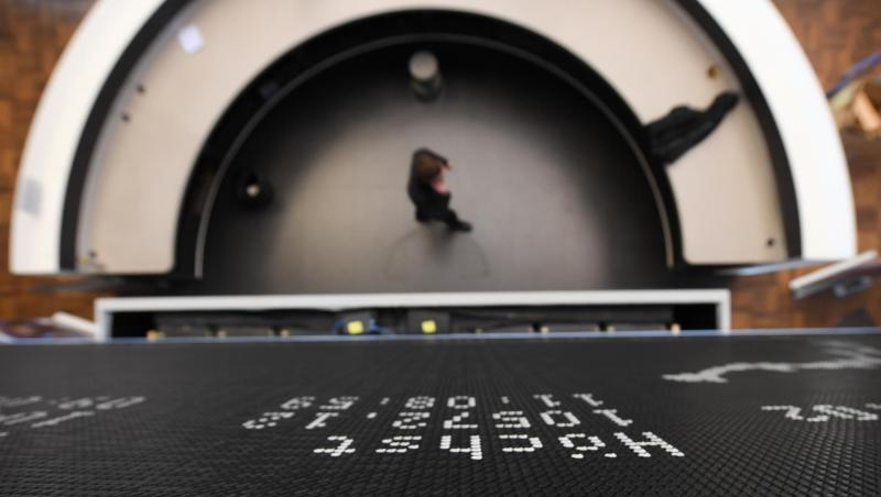 Blick in den Handelssaal der Frankfurter Wertpapierbörse. 55 Prozent der Anteile der 30 Konzerne in der ersten deutschen Börsenliga lassen sich Anlegern aus dem Ausland zuordnen. Blick in den Handelssaal der Frankfurter Wertpapierbörse. 55 Prozent der Anteile der 30 Konzerne in der ersten deutschen Börsenliga lassen sich Anlegern aus dem Ausland zuordnen.