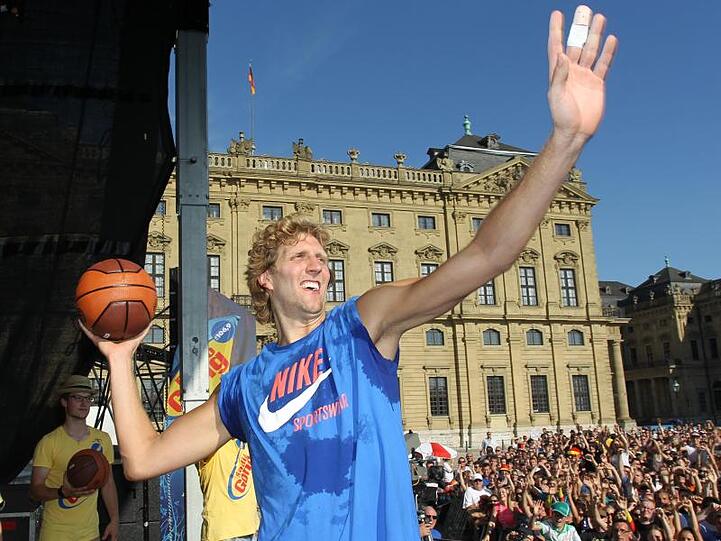 Der Basketballspieler Dirk Nowitzki bei einem Epnfang in Würzburg. Foto: Daniel Karmann/Archivbild