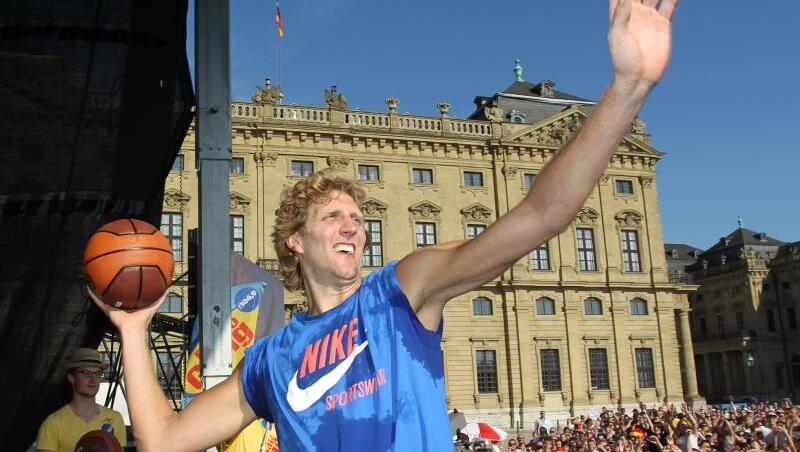 Der Basketballspieler Dirk Nowitzki bei einem Epnfang in Würzburg. Foto: Daniel Karmann/Archivbild Der Basketballspieler Dirk Nowitzki bei einem Epnfang in Würzburg. Foto: Daniel Karmann/Archivbild