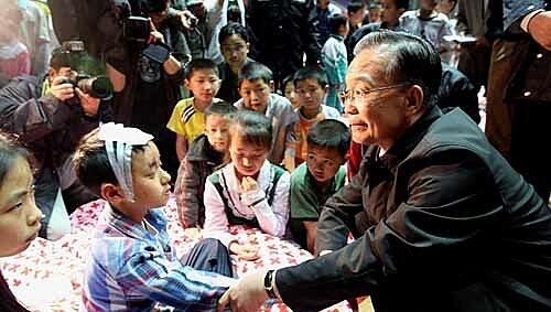 „Onkel Wen“ tröstet Waisen in dem Erdbebengebiet: Chinas Regierungschef kümmert sich offensiv um die Opfer. „Onkel Wen“ tröstet Waisen in dem Erdbebengebiet: Chinas Regierungschef kümmert sich offensiv um die Opfer.