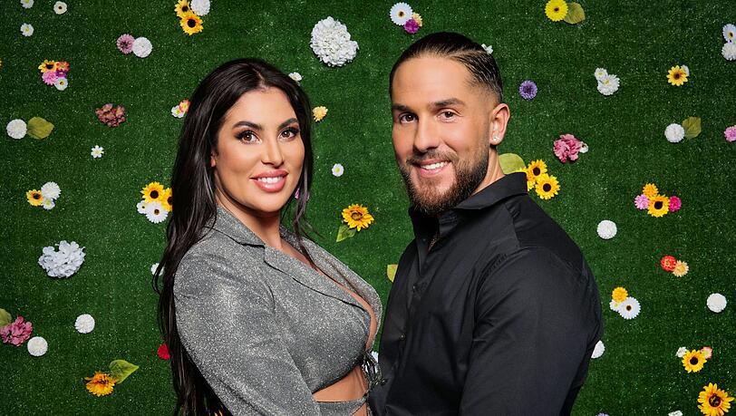 Die temperamentvollen Reality-TV Darsteller Maurice Dziwak und Ricarda Ricky Raatz zogen 2023 in das "Sommerhaus der Stars". Die temperamentvollen Reality-TV Darsteller Maurice Dziwak und Ricarda Ricky Raatz zogen 2023 in das "Sommerhaus der Stars".