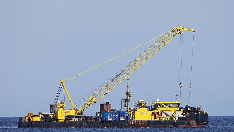 Das riesige Schiff, das vor der italienischen Mittelmeerinsel in etwa 50 Metern Tiefe liegt, soll bis Mitte Juni nach oben gebracht werden.