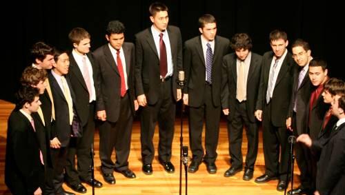 Brave Jungs aus dem Westen: The Yale Alley Cats singen im historischen Nürnberger Rathaussaal. Brave Jungs aus dem Westen: The Yale Alley Cats singen im historischen Nürnberger Rathaussaal.