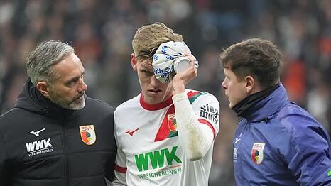 Augsburg-Profi Kade (M) muss wohl verletzt pausieren.