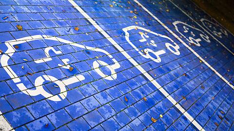 Nach rund zwei Jahren F&ouml;rderstopp gibt der Staat wieder Geld f&uuml;r den Kauf von Elektroautos.