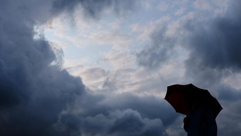 Beim Sonntagsspaziergang sollte je nach Region ein Regenschirm mitgenommen werden. (Archivfoto)