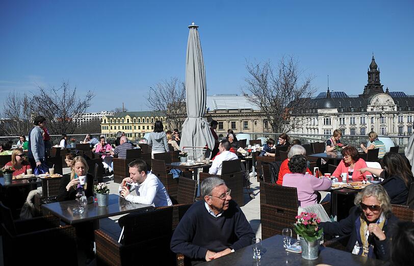 Münchner genießen die Sonne.