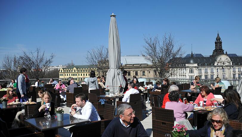 Münchner genießen die Sonne. Münchner genießen die Sonne.