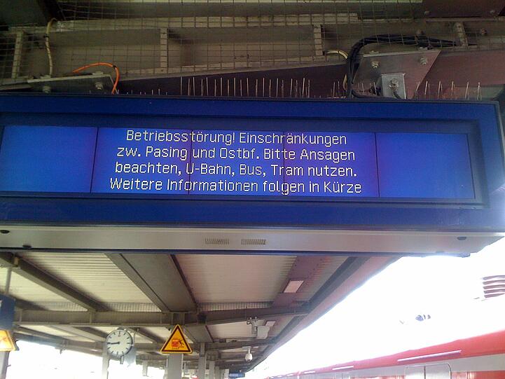 Wegen der hohen Gaskonzentration in der Luft sei die Donnersbergerbrücke in der Innenstadt für S-Bahnen und Autos gesperrt worden, sagte ein Bahnsprecher. Dadurch kam es zu Problemen auf der gesamten S-Bahn-Stammstrecke in Richtung Westen und dem Mittleren Ring. Das Leck an der Hochdruckgasleitung sei bei Bauarbeiten am Fundament der Brücke entstanden. &bdquo;Es ist massiv Gas ausgeströmt.&ldquo; Viele Berufstätige steckten im Verkehrschaos fest und kamen zu spät zur Arbeit.