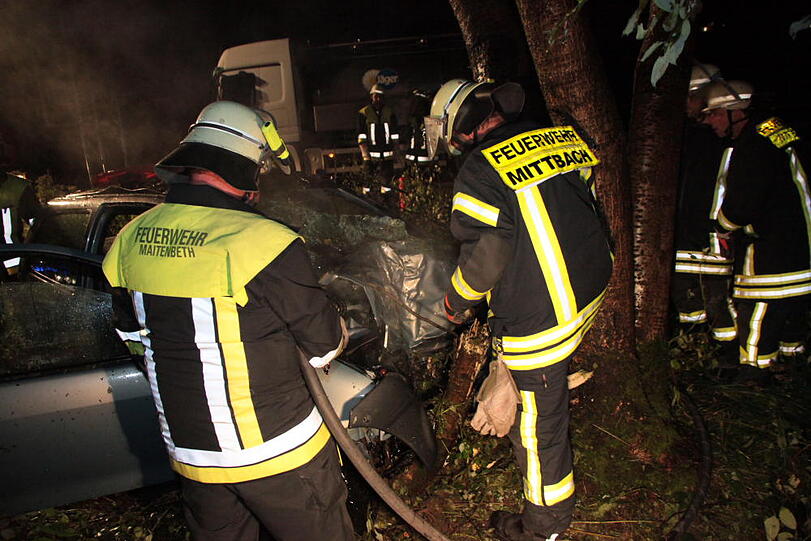 Heftiger Crash im Großhaager Forst: Ein 26-Jähriger kommt von der Fahrbahn ab und prallt gegen einen Baum