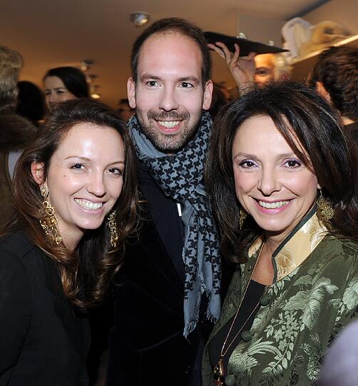 Mode-Designer Kay Rainer (Im Bild mit Uschi Freifrau von Dämmrich Luttitz und Tochter Stephanie): &bdquo;Ich habe die tollsten Einladungen auf dem Tisch: nach Wien, St. Moritz und Kitzbühel. Aber ich bleibe trotzdem lieber mit Freunden in München. Für mich ist es Tradition, dass ich mit meinem Partner und langjährigen Weggefährten, die mich außerhalb des Jetset- und Glamour-Lebens kennen und lieben, auf das alte und neue Jahr anstoße."