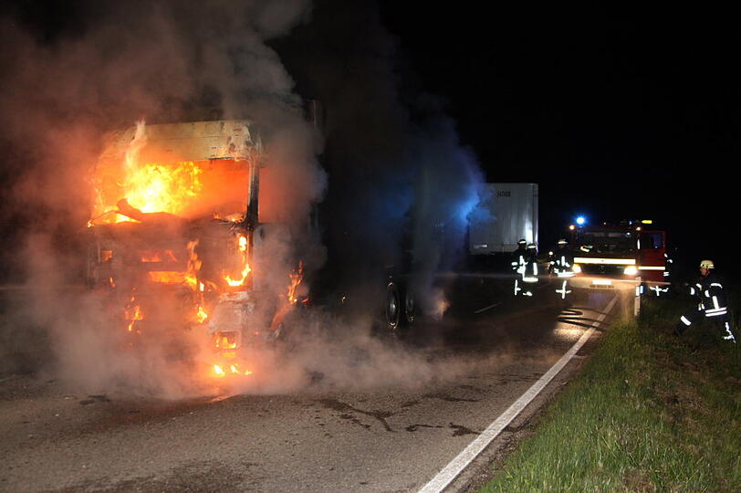 Als die Feuerwehr ankam um den Brand zu löschen, stand das Fahrzeug bereits vollständig in Flammen. Die Bilder von der Löschaktion.