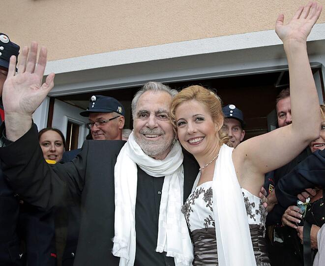 Maximilian Schell (82) hat seine mehr als 45 Jahre jüngere Freundin geheiratet. Die AZ-zeigt die besten Bilder von der Promi-Hochzeit!