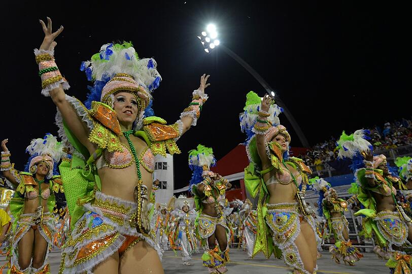 Ziemlich bunt, ziemlich heiß und ziemlich nackt: Beim Sambodromo tobt der brasilianische Karneval bei Temperaturen von über 30 Grad. Die Bilder.