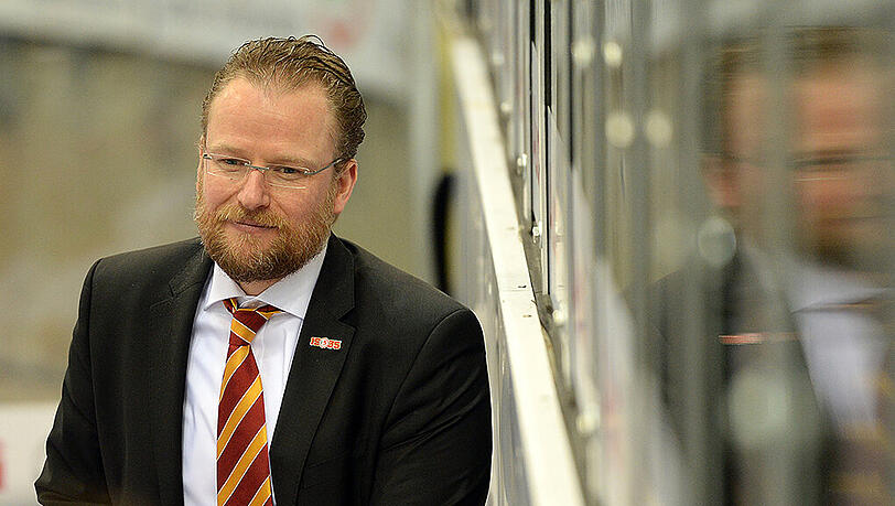 Auch dass die Düsseldorfer den Eisschaden rechtzeitig reparieren konnten, half Christoph Kreutzers DEG nicht weiter. Der ERC Ingolstadt glich in der Serie zum 1:1 aus. Auch dass die Düsseldorfer den Eisschaden rechtzeitig reparieren konnten, half Christoph Kreutzers DEG nicht weiter. Der ERC Ingolstadt glich in der Serie zum 1:1 aus.