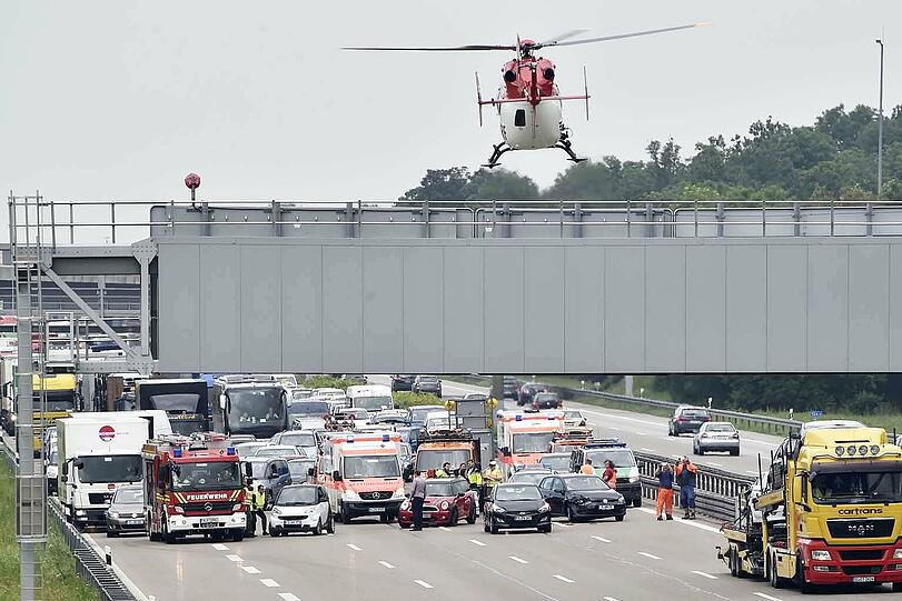 Ein Hubschrauber landete auf der A9. Es bildete sich ein kilometerlanger Stau.