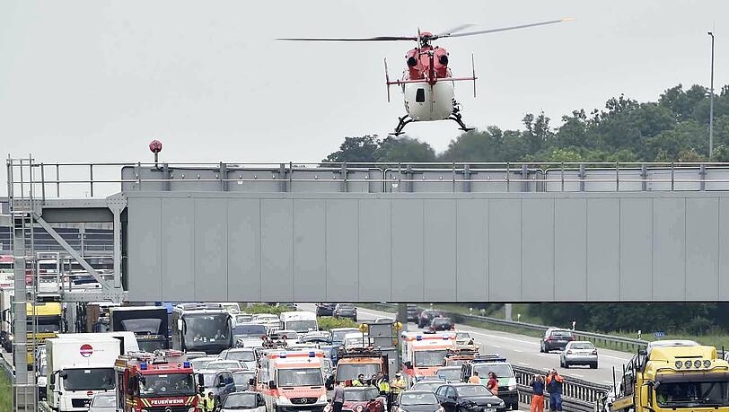 Ein Hubschrauber landete auf der A9. Es bildete sich ein kilometerlanger Stau. Ein Hubschrauber landete auf der A9. Es bildete sich ein kilometerlanger Stau.