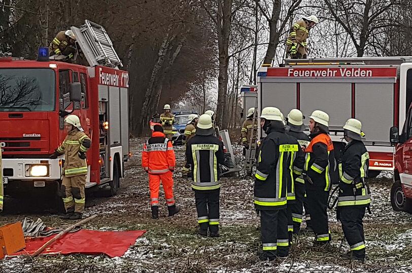 Ein Großaufgebot an Rettungskräften war in Velden im Einsatz, nachdem ein Auto in der Vils gefunden worden war.