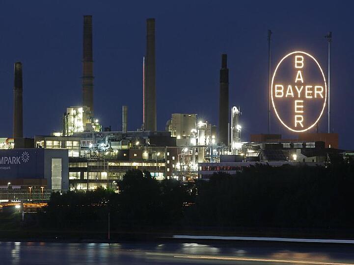 Bis Ende 20121 will Bayer Tausende Stellen abbauen.